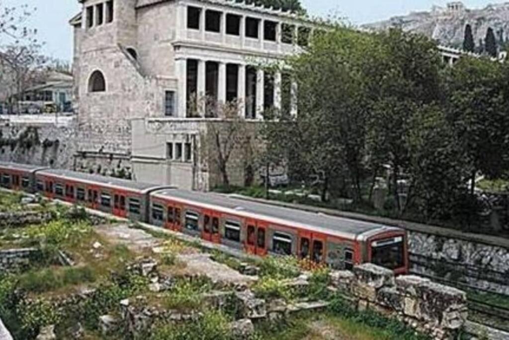 Thissio Apartment Philoxenia Atene Esterno foto